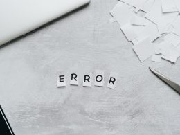 Zdjęcie ilustrujące tekst o błędzie error 500. Wycięte z papieru litery ERROR leżą ułożone na blacie.