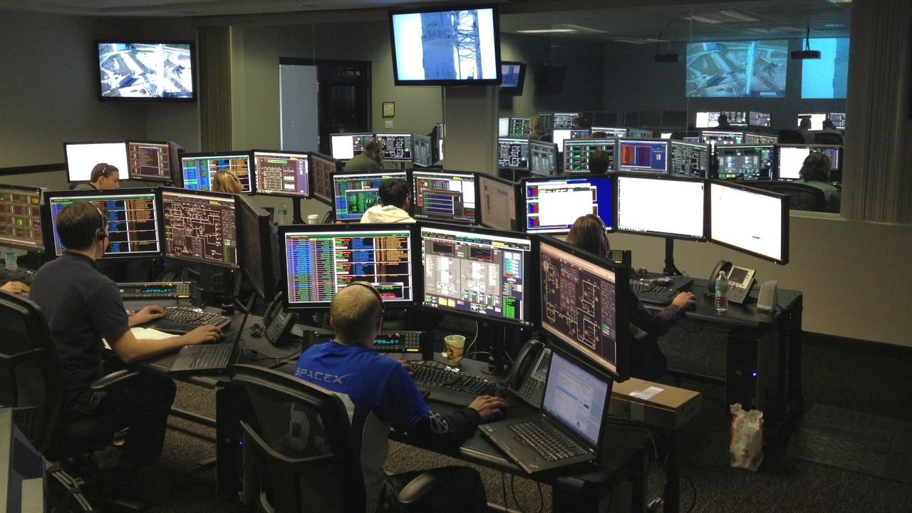 uchwyt-na-monitory-rodzaje-zastosowanie-SpaceX-Center
