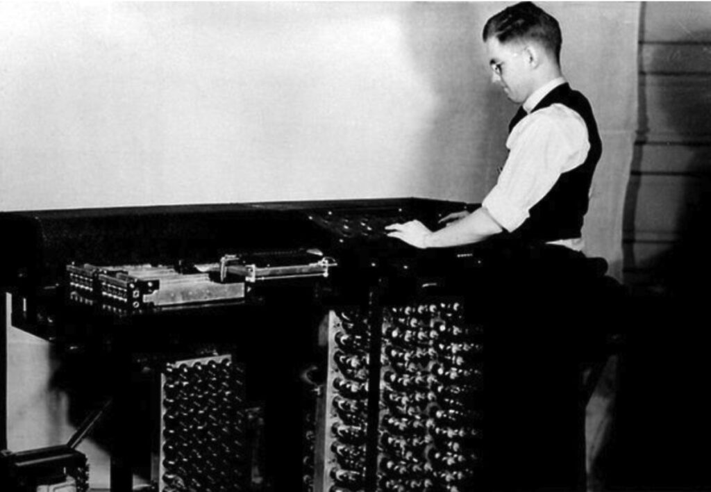 pierwszy komputer elektroniczny